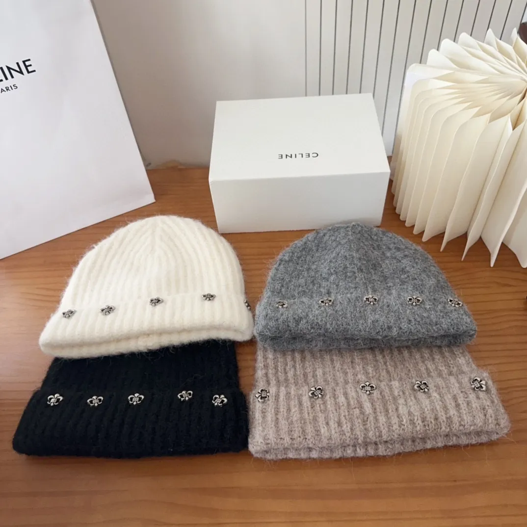 💰60 Crow Heart Autumn and Winter Wool Knitted Beanie This must be a favorite of minimalism. It is clean, neat, fashionable and versatile, and will definitely not be picky about your face shape! A fashionable classic that lasts forever! Fashionable black and white can be purchased together!